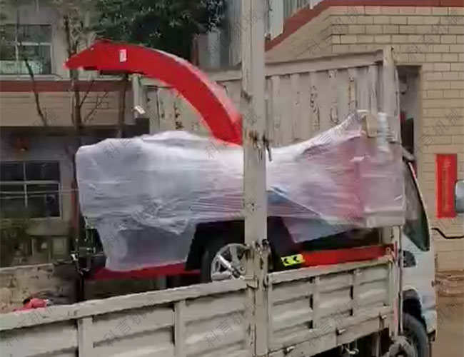 600型樹(shù)枝粉碎機(jī)配備54馬力四缸發(fā)動(dòng)機(jī)發(fā)往甘肅天水